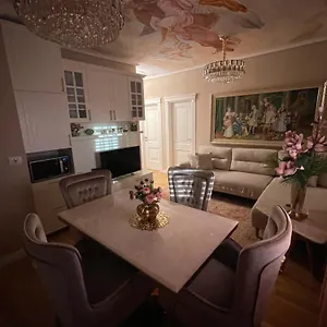 Deoni Luxury , Tirana Albanie
